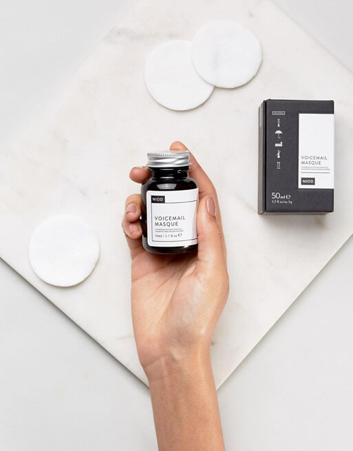 NIOD Voicemail Masque 50 ml.  มาส์กบำรุงผิวหน้า Best Seller ของ NIOD ช่วยซ่อมแซมผิวที่เหนื่อยล้าให้กลับมาขาวใส สัมผัสได้ถึงยามเช้าเมื่อตื่น รู้สึกได้เลยว่าหน้าสดใสขึ้น  ด้วยสารสกัดจากธรรมชาติออร์แกนิคนานาชนิด ปราศจากแอลกอฮอลล์และน้ำมันต่างๆ  ประกอบไปด้วยโพลีฟีนอลบริสุทธิ์ และเซลล์พืชจากดอกไม้จำนวนมากจากภูเขา อุดมไปด้วยกรด Hydroxycinnamic ผลที่ได้คือช่วยลดอาการหมองคล้ำของใบหน้าให้ผิวดูกระจ่างใสขึ้น แถมช่วยให้ใบหน้าดูอ่อนเยาว์