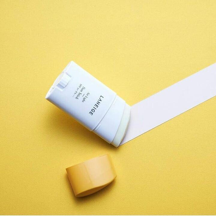 Laneige Air Light Sun Stick SPF 50+ pa++++ 26 g  กันแดดแบบสติ๊กที่ช่วยมอบความชุ่มชื้น แก่ผิวที่แลดูอ่อนล้าจากแสงแดด พร้อมให้สัมผัสที่บางเบาต่อผิว ที่คุณสามารถเลือกใช้ในขั้นตอนสุดท้ายในการบำรุงผิว หรือทาทับเมกอัพในระหว่างวันก็ยังได้